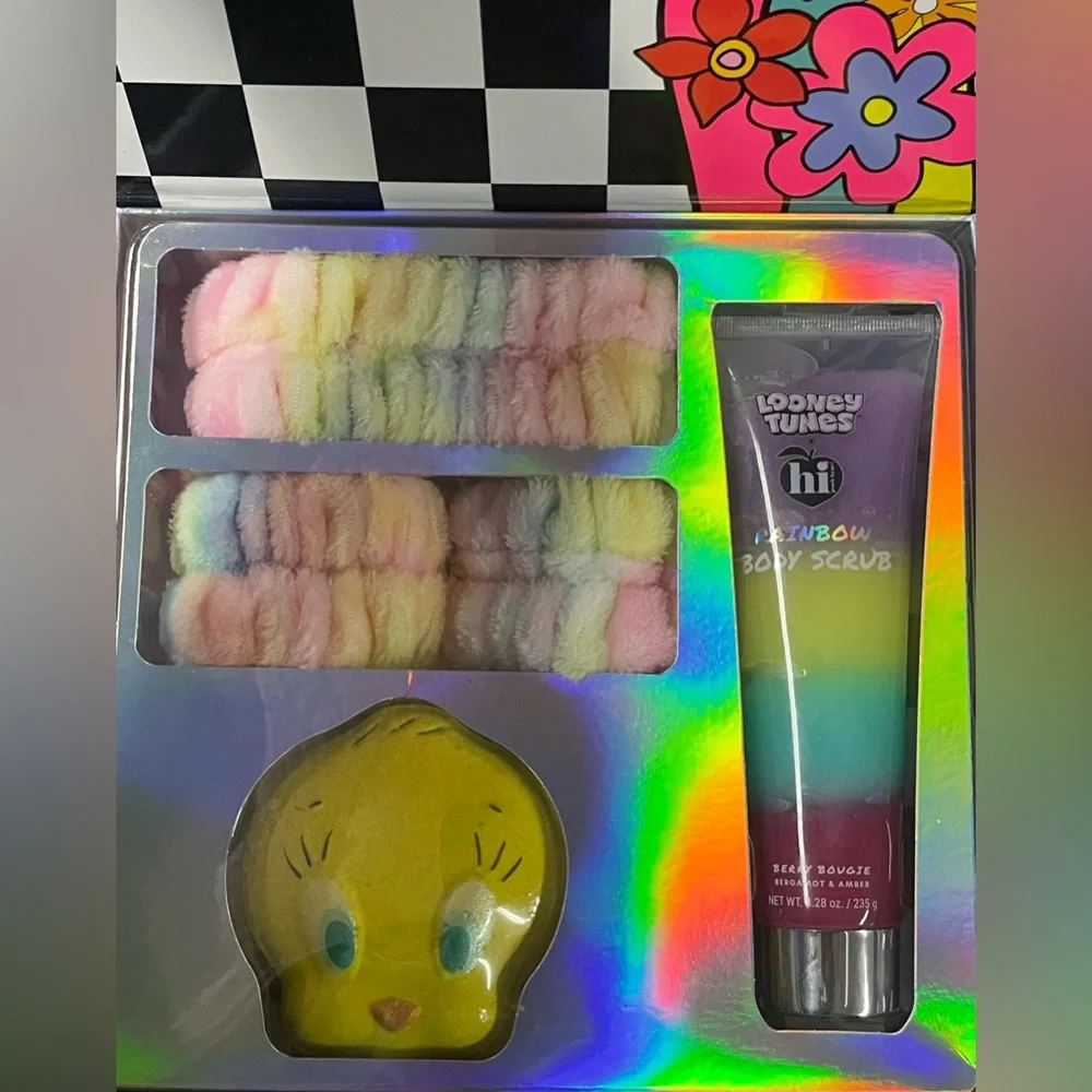 Looney Tunes Hi Tweety Spa‎ Box Set- Bath Bombs, Body Scrub, and Headband Set!